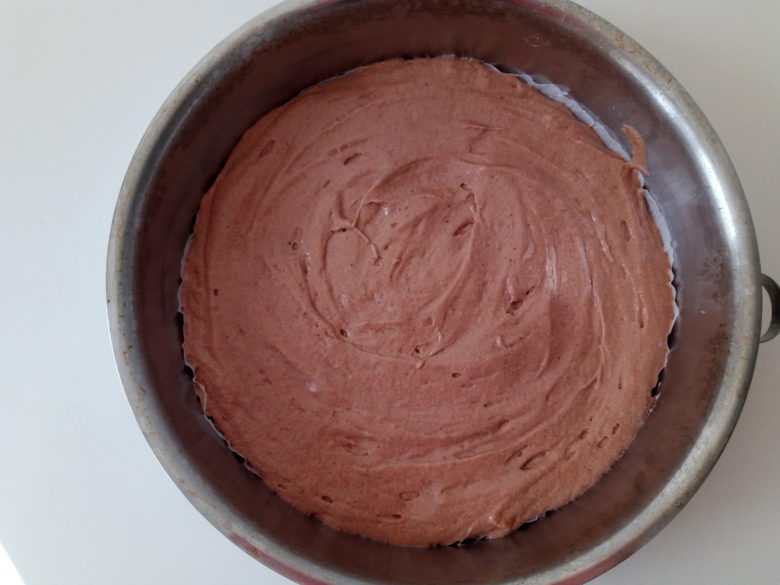 Ricetta torta al cioccolato e cocco versare metà dell'impasto