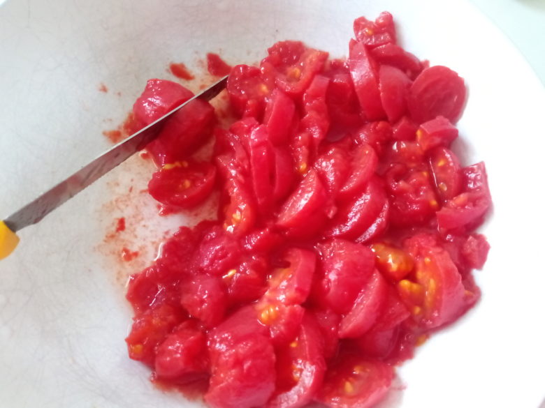 tagliare i pomodori