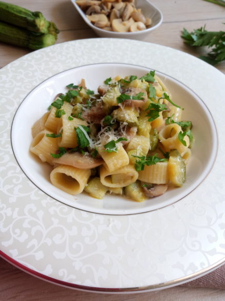  Pasta zucchine e funghi