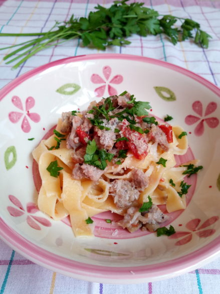 Tagliatelle con salsiccia e cipolla di tropea