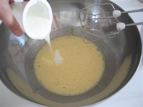 In una ciotola montare lo zucchero con le uova, aggiungere lo yogurt,