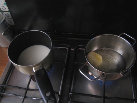 Innanzitutto metto a bollire il latte e il burro in due pentolini separati.