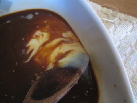 Mescolate in una ciotola il caffè e il latte condensato.