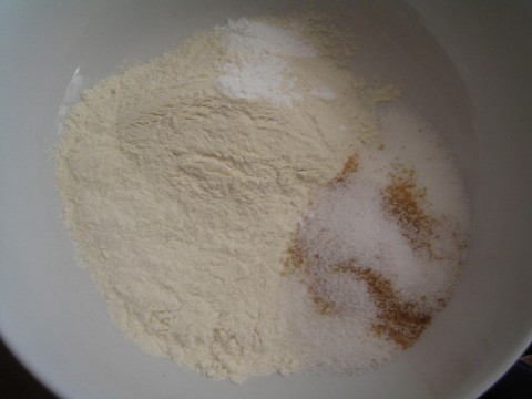 Mettere in una ciotola gli ingredienti secchi setacciati (io ho sostituito parte dello zucchero bianco con zucchero di canna)