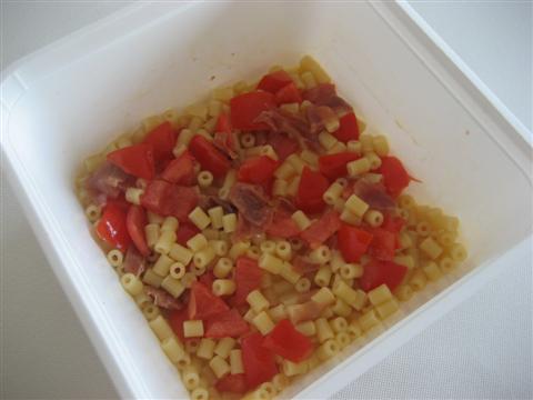 mescolare pasta con pomodorini e prosciutto crudo