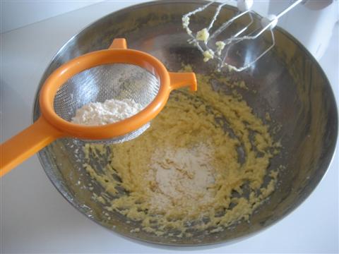 aggiungere la farina setacciata con il lievito