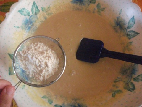 Poi aggiungiamo gli ingredienti secchi al composto (farina, lievito e vanillina) setacciandoli.