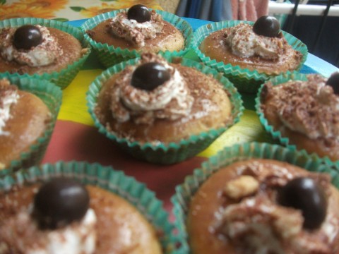 Io li ho decorati con un ciuffetto di panna,una spolverata di cacao,granella di biscotti e per finire una pallina di cioccolato! 