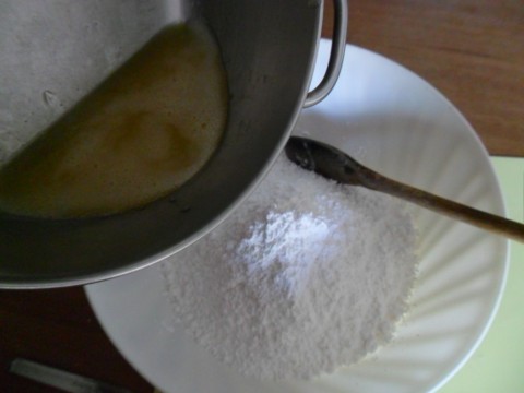 Una volta che il composto è omogeneo (bastano davvero pochissimi minuti) togliamo dal fuoco e versiamolo nel contenitore con lo zucchero a velo.