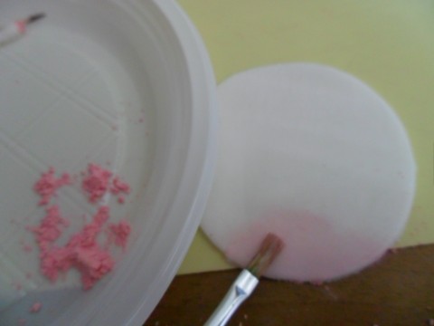 Colorare la pasta di zucchero con il pennellino