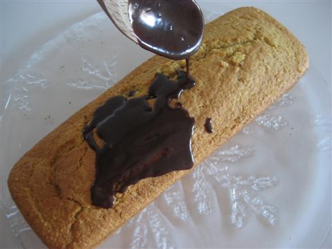 Distribuire il cioccolato sulla superficie della torta
