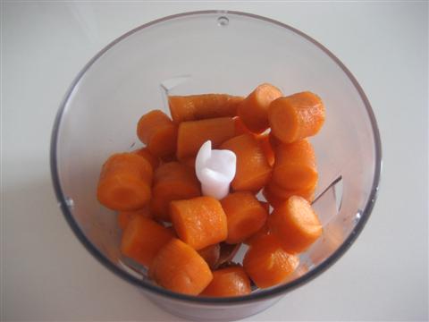 In un tritatutto  frullare le carote precedentemente grattugiate sottilmente e lavate