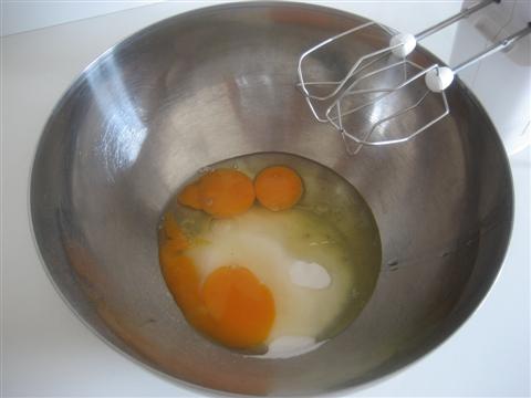 Mescolare le uova con lo zucchero