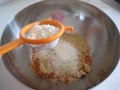 aggiungere farina e fecola setacciate