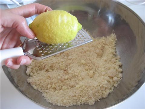 Incorporare alla miscela di mandorle e cioccolato il limone grattugiato