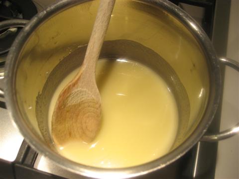 In un pentolino versare lo zucchero a velo, aggiungere poco alla volta il succo d'arancia e l'albume d'uovo