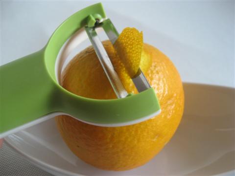Lavare e tagliare le scorze d'arancia
