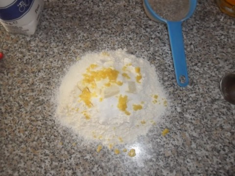 Preparare la pasta frolla quindi, mettere la farina a fontana sul tavolo pulito, versare al centro il burro freddo tagliato a pezzetti, lo zucchero, il limone grattugiato, i tuorli e il pizzico di sale..  impastare per bene 