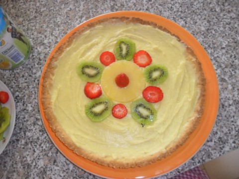 Iniziare a decorare la nostra crostata con la frutta. Non ci resta che preparare la gelatina!!