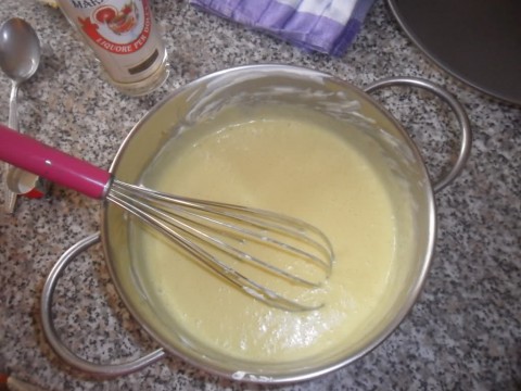 e versare il tutto nel latte caldo in una casseruola antiaderente.. portare quasi ad ebollizione facendo attenzione che non si formino grumi sempre mescolando.. togliere la crema dal fuoco e lasciare che si raffreddi :) coprire la crema con pellicola e mettere in frigo