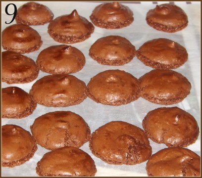 Cuocere i macarons per 10-12 minuti nel forno socchiuso. Togliere dal forno e far raffreddare per 1 ora prima di staccarli delicatamente (foto9).