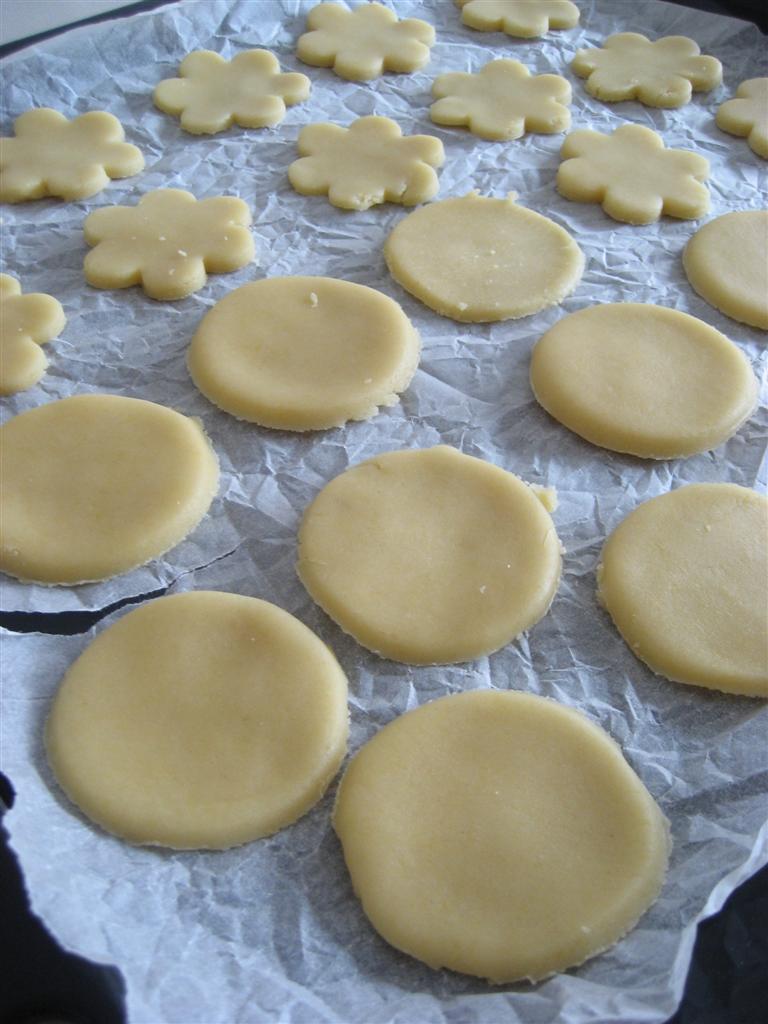 Disporre i biscotti ben distanziati tra di loro in una teglia ricoperta con carta da forno. Cuocere in forno ventilato prerisclaldato a 180° per circa 15 minuti. Devono risultare leggermente dorati.