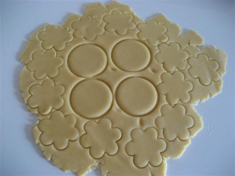 Trascorso il tempo indicato, prendere il panetto, con l'aiuto di un mattarello stendere l'impasto di 5 mm e con uno stampino dare forma ai nostri biscotti.