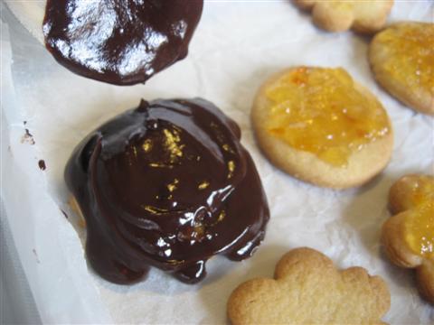 Ricoprire completamente i biscotti di cioccolata. Far raffreddare per un'ora in modo che il cioccolato si solidifichi e sevire.