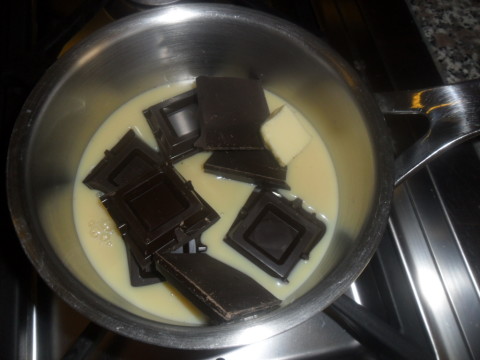 In una casseruola aggiungere il latte condensato, il burro (tenuto precedentemente a temperatura ambiente) tagliato a pezzetti e il cioccolato spezzettato.