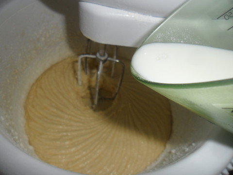 alternando con 150 ml di latte aggiungendolo a filo nel composto.