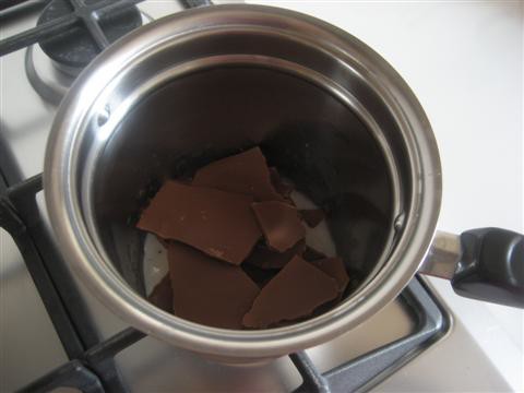 Sciogliere il cioccolato in un pentolino con un filo di latte a fiamma bassissima