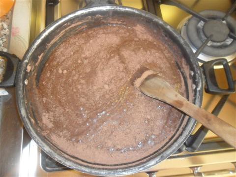 In una pentola antiaderente versare il latte condensato, aggiungere il cacao, mescolare con un mestolo di legno finchè l'impasto non risulti omogeneo. 