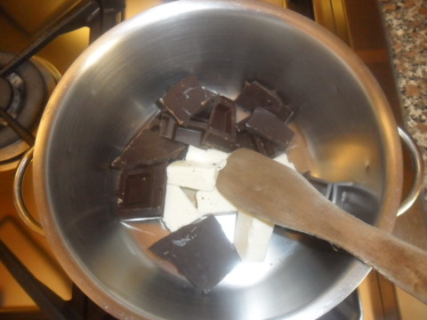 In un pentolino sciogliere la cioccolata a bagnomaria aggiungendo il burro, una volta sciolta farla raffreddare.