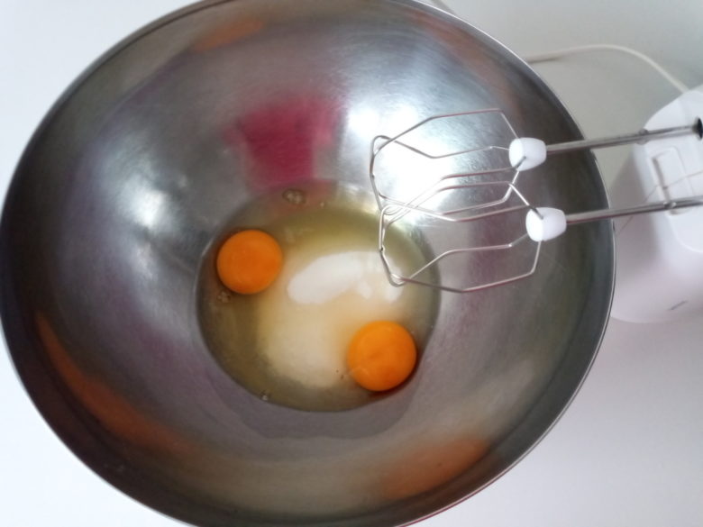 frullare uova e zucchero
