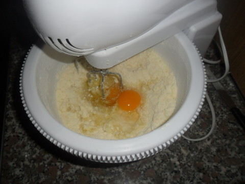 A questo punto aggiungete le uova. Con uno sbattitore, amalgamate il tutto per qualche istante e poi versate il composto sul tavolo e impastate a mano. 