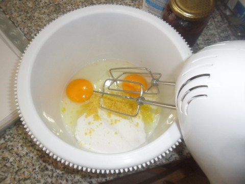 In una ciotola sbattete le uova con lo zucchero e la buccia del limone fino a farmare una crema spumosa. 