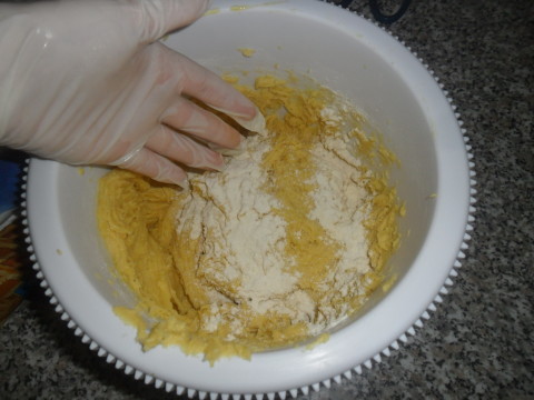 Aggiungete un pò di farina e iniziate ad impastare con le mani , anche se il composto risulterà appiccicoso non preoccupatevi è normale.