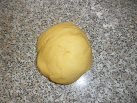 Versate il composto sul tavolo e con dell'altra farina impastate fino a faormare una palla morbida. Mettete in frigo per 10 minuti circa.
