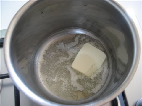 Sciogliere il pezzetto di burro in un pentolino a fiamma bassa.