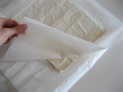Prendere la pasta sfoglia e stenderla con il mattarello tra 2 fogli di carta da forno 