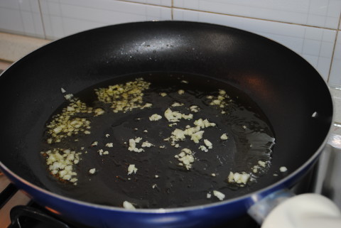 Triturate l'aglio e fatelo imbiondire