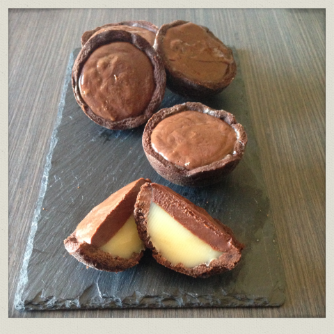 Tartellette al Cacao con caramello al burro salato e cioccolato presentazione