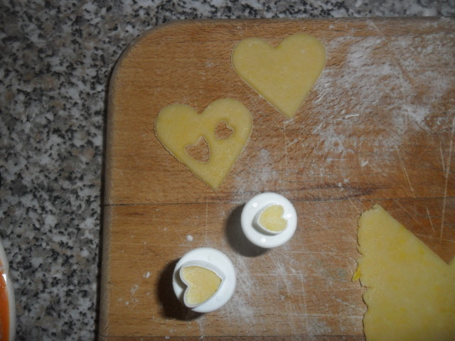 e con gli appositi stampini (io ho usato cuori e stelle di diverse misure) create i vostri biscotti. 