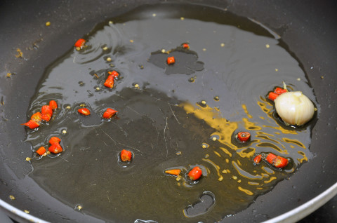 Olio, aglio e peperoncini in padella.