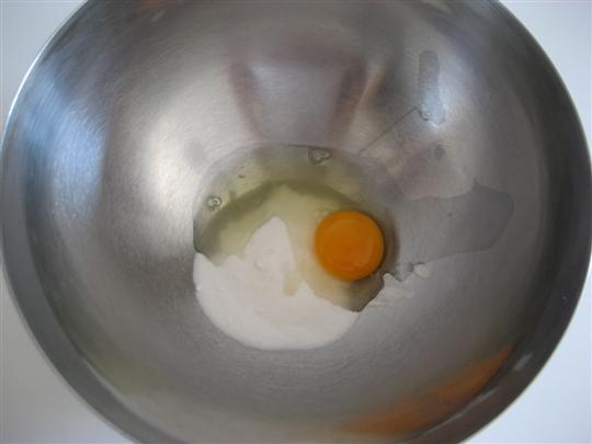 In un'ampia ciotola sbattere le uova con lo zucchero