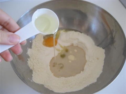 aggiungere l'uovo,lo zucchero,l'olio e il pizzico di sale