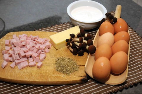 ingredienti uova sode con panna, funghi pioppini e prosciutto cotto
