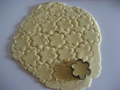 Stendere l'impasto e creare i biscotti con le formine