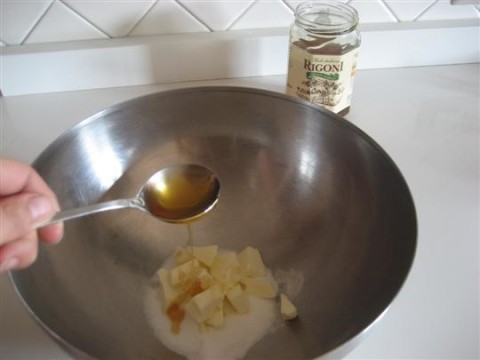 In una ciotola versare lo zucchero, il burro tagliato a pezzetti e il cucchiaio di miele 