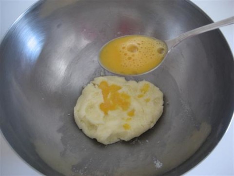 Sbattere un uovo e aggiungere 3 cucchiai al composto
